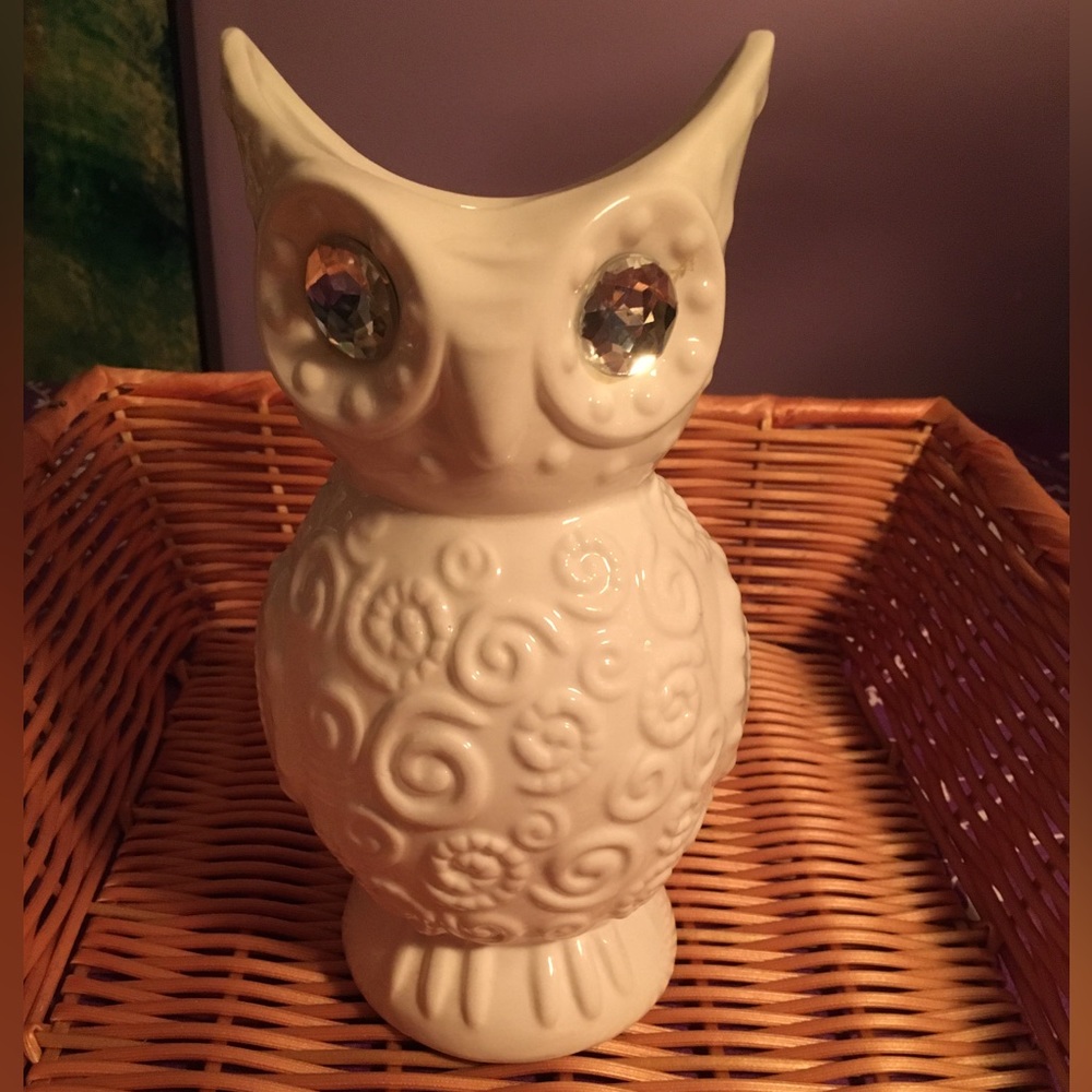 Beautiful Vase- White OWL